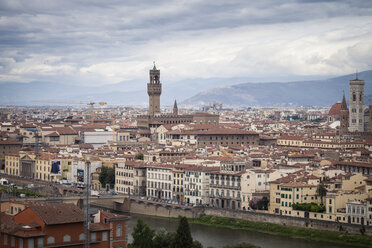Italien, Toskana, Florenz, Stadtansicht mit Palazzo Vecchio vom Piazzale Michelangelo - SBDF001066