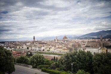 Italien, Toskana, Florenz, Stadtansicht vom Piazzale Michelangelo - SBDF001042