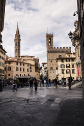 Italien, Toskana, Florenz, Blick auf den Palazzo Vecchio - SBDF001044