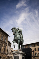 Italy, Tuscany, Florence, Bronze equestrian statue of Cosimo I de' Medici at Piazza della Signoria - SBDF001045