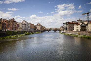 Italien, Toskana, Florenz, Blick auf den Fluss Arno mit Ponte Vecchio - SBDF001055
