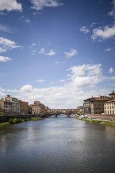 Italien, Toskana, Florenz, Blick auf den Fluss Arno mit Ponte Vecchio - SBDF001056