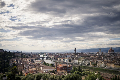 Italien, Toskana, Florenz, Stadtansicht mit Ponte Vecchio vom Piazzale Michelangelo - SBDF001062