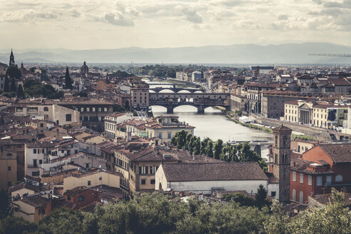 Italien, Toskana, Florenz, Stadtansicht mit Ponte Vecchio - SBDF001065