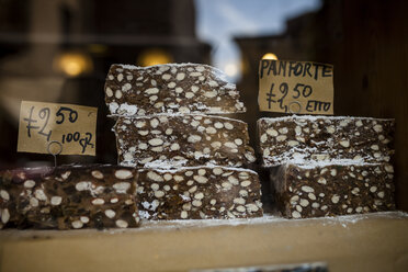 Italien, Toskana, Pisa, Schaufenster mit traditionellem toskanischem Obstkuchen Panforte - SBDF001069