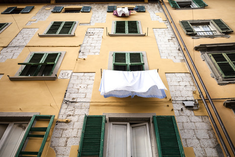 Italy, Tuscany, Pisa, house front with laundry stock photo