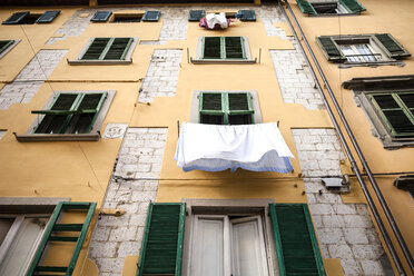 Italy, Tuscany, Pisa, house front with laundry - SBDF001070