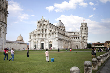Italien, Toskana, Pisa, Piazza dei Miracoli mit Dom und schiefem Turm - SBDF001072