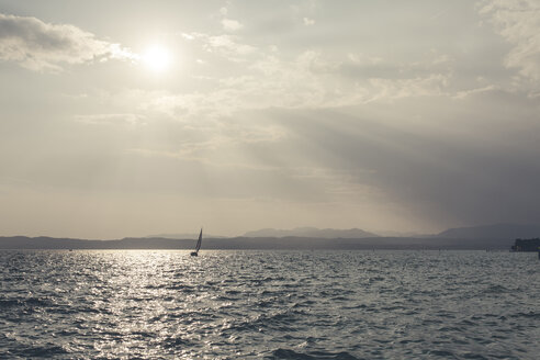 Italien, Lombardei, Sirmione, Segelboot auf dem Lago di Garda - SBDF001138