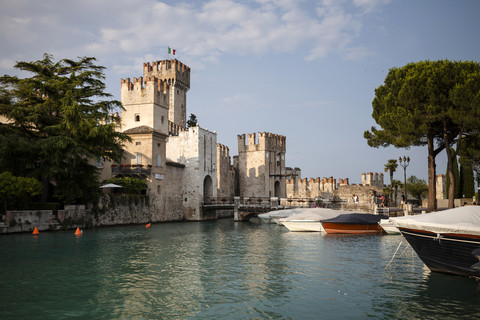 Italien, Lombardei, Sirmione, Hafen und Stadtmauern, lizenzfreies Stockfoto