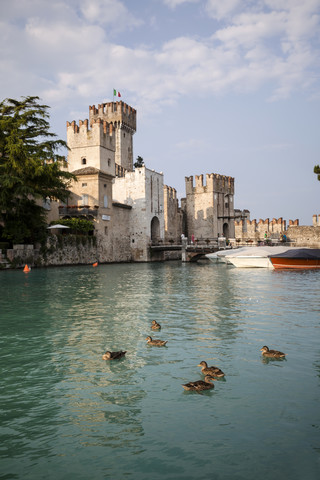Italien, Lombardei, Sirmione, Hafen und Stadtmauern, lizenzfreies Stockfoto