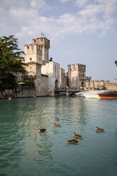 Italien, Lombardei, Sirmione, Hafen und Stadtmauern - SBDF001082