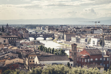 Italien, Toskana, Florenz, Ponte Vecchio und Piazzale Michelangelo - SBDF001093