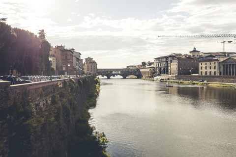 Italien, Toskana, Florenz, Fluss Arno mit Ponte Vecchio, lizenzfreies Stockfoto