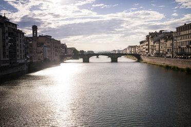 Italien, Toskana, Florenz, Fluss Arno, Blick vom Ponte Vecchio - SBDF001095