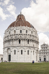 Italien, Toskana, Pisa, Piazza dei Miracoli mit Baptisterium - SBDF001100
