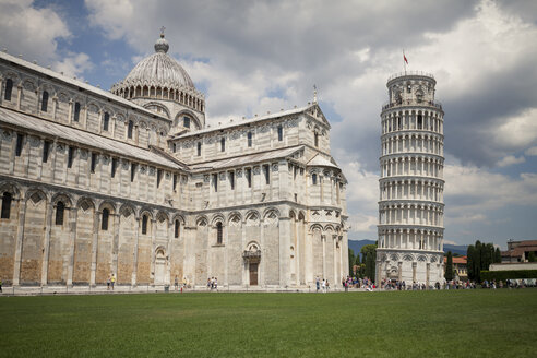 Italien, Toskana, Pisa, Piazza dei Miracoli mit Dom und schiefem Turm - SBDF001103