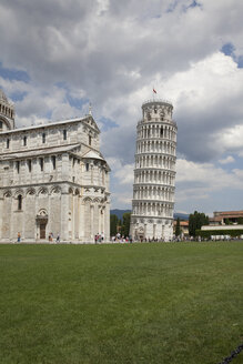 Italien, Toskana, Pisa, Piazza dei Miracoli mit Dom und schiefem Turm - SBDF001104