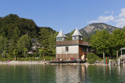 Österreich, Bundesland Salzburg, Fuschlsee, Fuschl am See, Badehaus und Strand, lizenzfreies Stockfoto