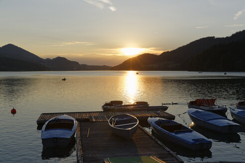 Österreich, Bundesland Salzburg, Fuschlsee, Fuschl am See, Steg bei Sonnenuntergang - SIEF005685