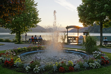 Österreich, Bundesland Salzburg, Fuschlsee, Fuschl am See, Promenade und Brunnen am Abend - SIEF005690