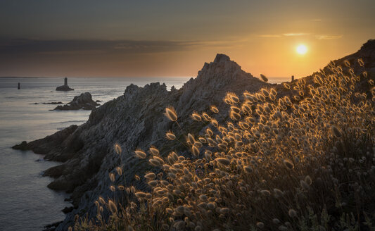 Frankreich, Bretagne, Cap Sizun, Pointe du Raz, Sonnenuntergang - MKFF000026