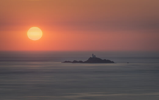 Frankreich, Bretagne, Cap Sizun, Pointe du Raz, Insel mit Leuchtturm vor Sonnenuntergang - MKFF000029