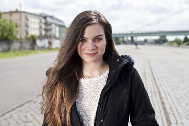 Germany, North Rhine-Westphalia, Cologne, portrait of smiling young woman - FEXF000202