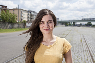 Germany, North Rhine-Westphalia, Cologne, portrait of smiling young woman - FEXF000203