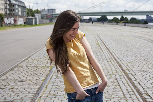 Germany, North Rhine-Westphalia, Cologne, laughing young woman - FEXF000205