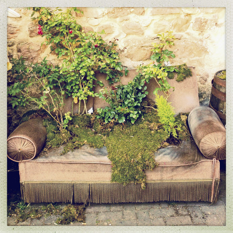 Überwucherte Couch in einem Garten, Elsass, Frankreich, lizenzfreies Stockfoto