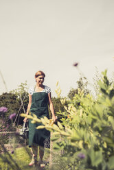 Reife Frau bei der Gartenarbeit - UUF001483