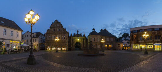 Deutschland, Niedersachsen, Blick auf das Eingangsportal von Schloss Bückeburg mit beleuchtetem Marktplatz im Vordergrund - PVCF000045