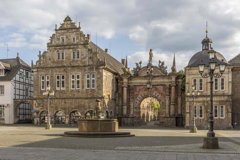 Deutschland, Niedersachsen, Blick auf das Eingangsportal von Schloss Bückeburg mit Marktplatz davor - PVCF000044
