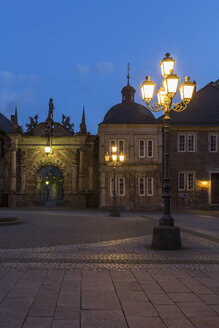 Deutschland, Niedersachsen, Blick auf das Eingangsportal von Schloss Bückeburg in der Dämmerung - PVCF000035