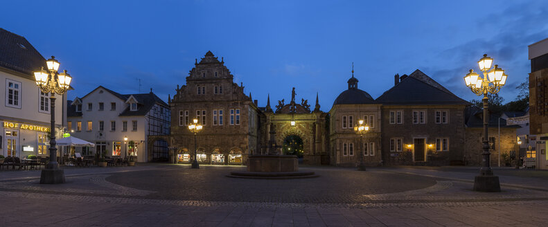 Deutschland, Niedersachsen, Blick auf das Eingangsportal von Schloss Bückeburg mit beleuchtetem Marktplatz im Vordergrund - PVCF000034