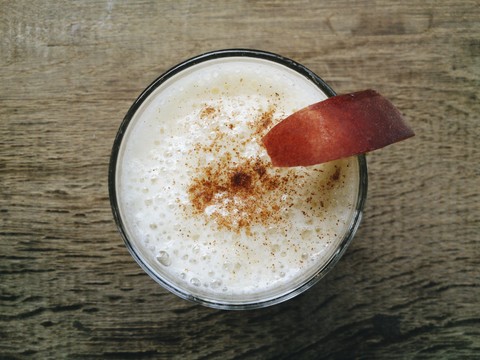 Smoothie aus Ananas, Birne und Banane im Glas., lizenzfreies Stockfoto