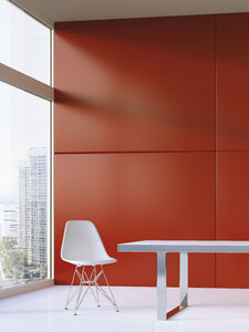 Designmöbel auf weißen Bodenfliesen vor roter Wand, 3D Rendering - UWF000145
