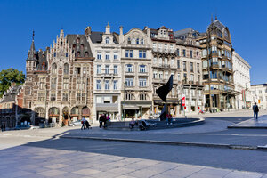 Belgien, Brüssel, Blick auf Brunnen und alte Gebäude am Mont des Arts - AMF002592