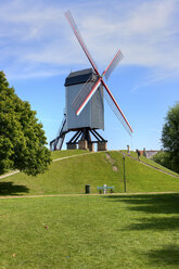 Belgien, Flandern, Westflandern, Brügge, alte Windmühle an einem Hang - AMF002600