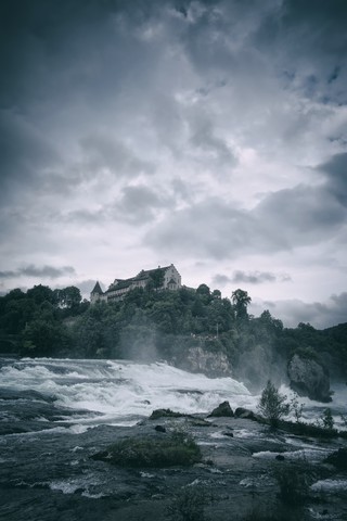 Schweiz, Kanton Schaffhausen, Schaffhausen, Rheinfall mit Schloss Laufen, lizenzfreies Stockfoto