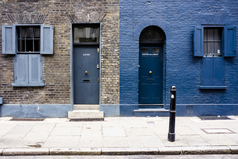 UK, London, Whitechapel, Eingänge und Fenster von zwei Häusern, lizenzfreies Stockfoto