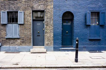 UK, London, Whitechapel, Eingänge und Fenster von zwei Häusern - WEF000185