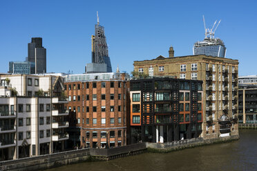 UK, London, City of London, Blick auf Mehrfamilienhäuser mit Luxuswohnungen am Themse River - WEF000186