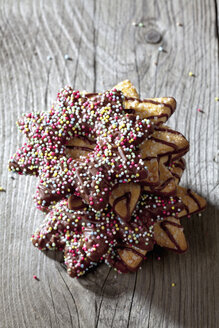 Stapel dekorierter Weihnachtsplätzchen auf grauem Holz - CSF021998