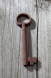 Schlüssel aus Schokolade auf grauem Holz liegend - CSF022010