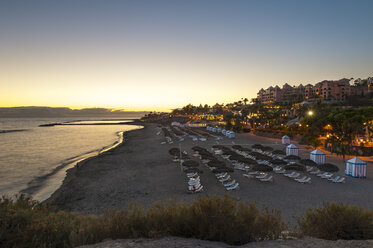 Spanien, Kanarische Inseln, Teneriffa, Costa Adeje, Playa Del Duque am Abend - RJF000242