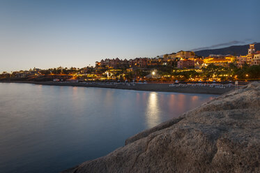 Spanien, Kanarische Inseln, Teneriffa, Costa Adeje, Playa Del Duque am Abend - RJF000243