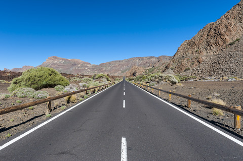 Spanien, Kanarische Inseln, Teneriffa, Teide-Nationalpark, Leere Straße, lizenzfreies Stockfoto