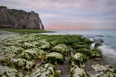 Frankreich, Haute-Normandie, Etretat, Küste am Abend - MKFF000044